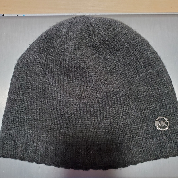 Michael Kors Grey beanie. - Picture 1 of 4